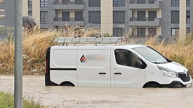 Reshjet e dendura shkaktojnë vështirësi në Prizren, një furgon mbetet i bllokuar nga uji