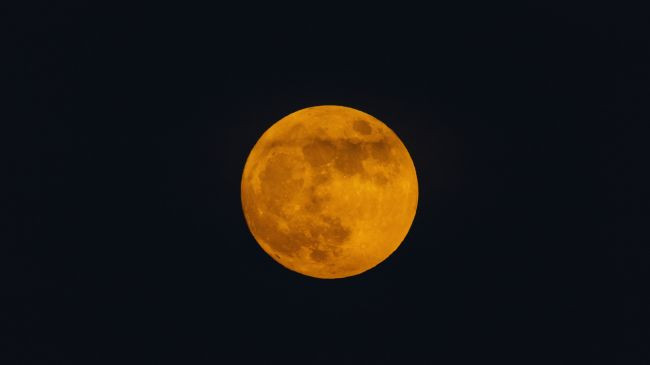 Hëna e plotë: A ndikon vërtet në trupin dhe mendjen tonë?