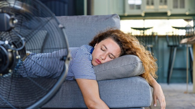 Po flini pranë një ventilatori? Ja pse nuk duhet ta bëni