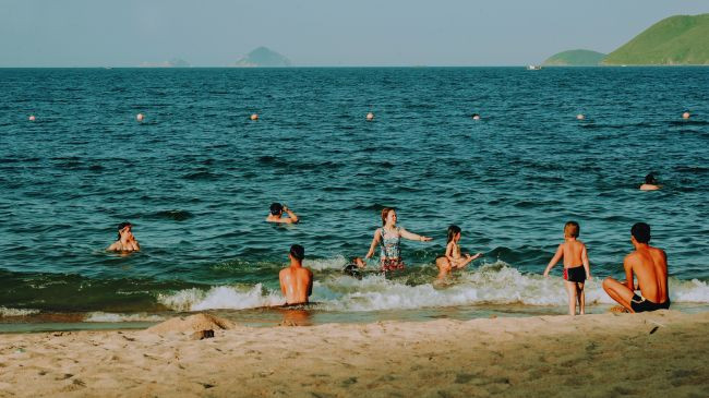 Si të shmangni infeksionet në plazh, pishinë ose det këtë verë