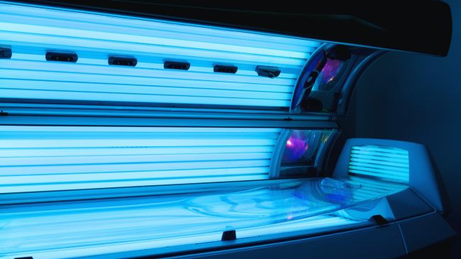 Solariumi rikthehet në trend te të rinjtë, ekspertët paralajmërojnë për rritjen e rrezikut të kancerit të lëkurës