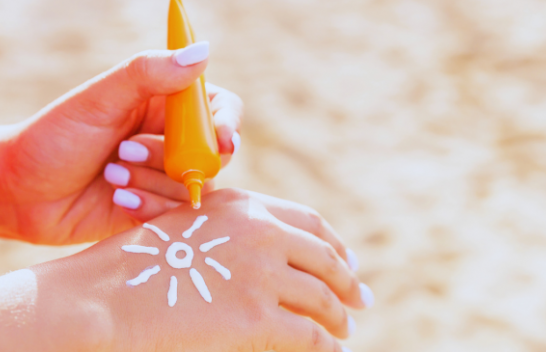 Krem kundër diellit: SPF 30 apo SPF 50? Cili është ndryshimi në praktikë?