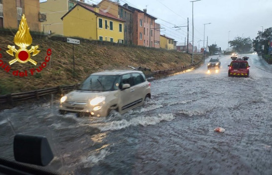 Ferr nga përmbytjet, rrugët shndërrohen në lumenj në Itali dhe Spanjë