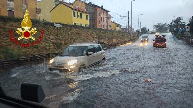 Ferr nga përmbytjet, rrugët shndërrohen në lumenj në Itali dhe Spanjë