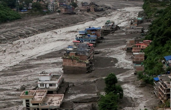 Të paktën 160 të vdekur, qindra të zhdukur, nga përmbytjet në Nepal dhe Tibet