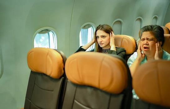 Pse ju dhembin veshët gjatë ngritjes së aeroplanit dhe si ta parandaloni presionin e pakëndshëm