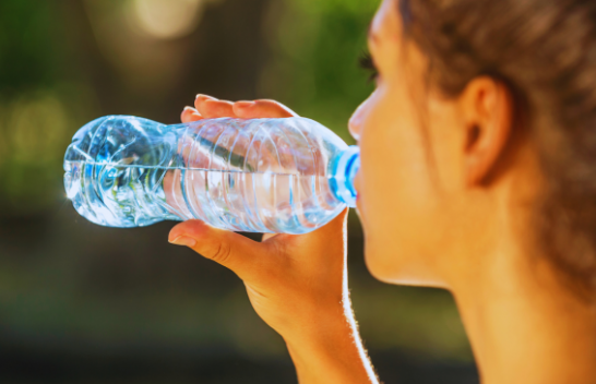 Duhet të mendoheni dy herë para se të mbushni shishen plastike të ujit