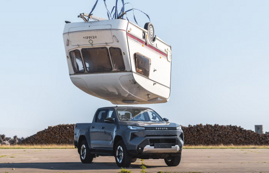 Toyota kreu edhe një herë një provë spektakolare me një kamper: A është Hilux i ri gjithashtu i pathyeshëm?