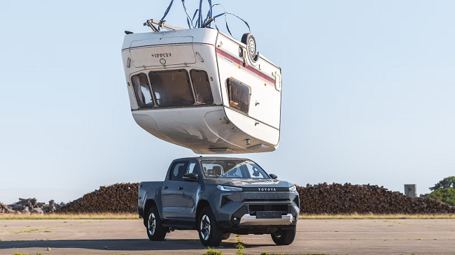 Toyota kreu edhe një herë një provë spektakolare me një kamper: A është Hilux i ri gjithashtu i pathyeshëm?