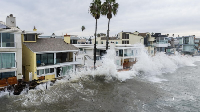 Shikoni skenat dramatike nga Kalifornia: Valët e forta godasin shtëpitë përgjatë bregdetit